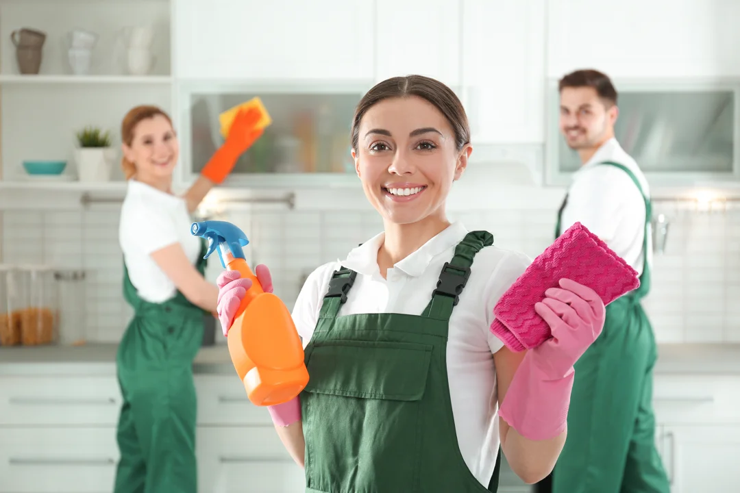 Professional cleaner providing detailed home cleaning in Boulder